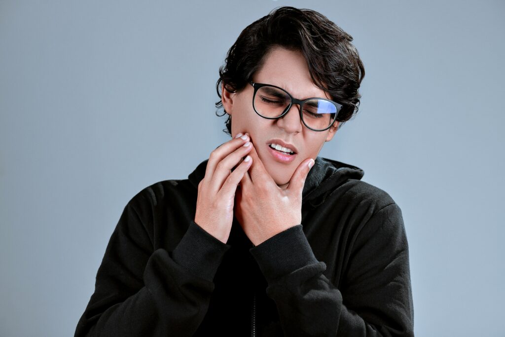 man experiencing toothache